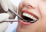 ويساور اللثة مع العلاج من الأمراض وترميم وصيانة الأنسجة المحيطة بالأسنان.